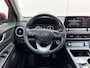 Hyundai Kona Electric EV Premium 64 kWh / SOH 100% / Trekhaak ( 300 kg ) / Achterbank verwarmd / Voorstoelen verwarmd en gekoeld /