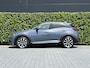 Mazda CX-3 2.0 SkyActiv-G 121 LUXURY, NAVIGATIE, CRUISE CONTROL, CLIMATE CONTROL, STOELVERWARMING, HALF LEDER, DODEHOEK, KEYLESS, HUD, LED, DAB, LICHTMETAAL 18"