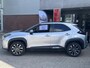Toyota Yaris Cross 1.5 Hybrid 115 First Edition FACELIFT NL-AUTO 17'' LM-VELGEN BLIND SPOT SENSOREN STOEL-STUURWIEL VERW APPLE/ANDROID KEYLESS AD-CRUISE BLUETOOTH