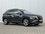 Hyundai Tucson 1.6 T-GDI MHEV Comfort Smart / Android Auto/Apple Carplay / Lederen Bekleding / Navigatie / Climate Control / Camera / Cruise Control / Draadloze Telefoonlader / Elektrische Stoel / Stoelverwarming / Lane Assist / Krell Audio / DAB /