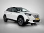 Peugeot e-2008 SUV EV GT Pack 50 kWh 136pk | Accu 92% | Navigatie | Panoramisch schuif-kanteldak | Achteruitrijcamera | Lederen sportstoelen | Stoelverwarming | Full Led koplampen | 3D Cockpit | Keyless | Adaptieve Cruise Control | Dodehoeksensor | Apple Carplay / Android Auto | DAB+ radio | Draadloze telefoonlader | Donker getint glas | 18" lichtmetalen velgen |