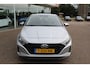 Hyundai i20 1.0-100pk T-GDI Comfort. Correct nette en subliem rijdende wagen ! Airco, navigatie, telefoonvoorb., cruise control, LM wielen, lane assist, metallic lak, digitaal dashboard, Apple carplay/Android auto, DAB radio etc.