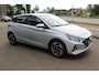 Hyundai i20 1.0-100pk T-GDI Comfort. Correct nette en subliem rijdende wagen ! Airco, navigatie, telefoonvoorb., cruise control, LM wielen, lane assist, metallic lak, digitaal dashboard, Apple carplay/Android auto, DAB radio etc.