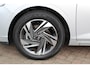 Hyundai i20 1.0-100pk T-GDI Comfort. Correct nette en subliem rijdende wagen ! Airco, navigatie, telefoonvoorb., cruise control, LM wielen, lane assist, metallic lak, digitaal dashboard, Apple carplay/Android auto, DAB radio etc.