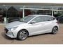 Hyundai i20 1.0-100pk T-GDI Comfort. Correct nette en subliem rijdende wagen ! Airco, navigatie, telefoonvoorb., cruise control, LM wielen, lane assist, metallic lak, digitaal dashboard, Apple carplay/Android auto, DAB radio etc.