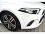 Mercedes-Benz A-klasse 180 Business Solution Luxury * AUTOMAAT * Benzine * Navigatie * Zwart Leder Interieur * Achteruitrij Camera * L.M. Velgen * Stoelverwarming * Keyless Start * KM Autopas Aanweizg * Nederlandse Automobiel * Vingerhoets; Vierde Generatie Eersteklas Service. Al meer dan 100 jaar een begrip in de Brabantse Kempen