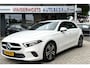 Mercedes-Benz A-klasse 180 Business Solution Luxury * AUTOMAAT * Benzine * Navigatie * Zwart Leder Interieur * Achteruitrij Camera * L.M. Velgen * Stoelverwarming * Keyless Start * KM Autopas Aanweizg * Nederlandse Automobiel * Vingerhoets; Vierde Generatie Eersteklas Service. Al meer dan 100 jaar een begrip in de Brabantse Kempen