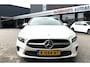 Mercedes-Benz A-klasse 180 Business Solution Luxury * AUTOMAAT * Benzine * Navigatie * Zwart Leder Interieur * Achteruitrij Camera * L.M. Velgen * Stoelverwarming * Keyless Start * KM Autopas Aanweizg * Nederlandse Automobiel * Vingerhoets; Vierde Generatie Eersteklas Service. Al meer dan 100 jaar een begrip in de Brabantse Kempen