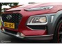 Hyundai Kona 1.6 GDI HEV Fashion Sport, Rosso Color Package, Trekhaak, Donker glas + zwarte hemel, Navi, App connect, Pdc voor + achter + camera, Cruise, Clima, Dode hoek detectie