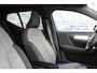 Volvo XC40 1.5 T2 Plus Dark | Achteruitrijcamera | Parkeersensoren | Harman Kardon Audio | Keyless Entry | Elektrische Achterklep | Elektrisch Verstelbare Voorstoelen | Stoelverwarming | Navigatie | Apple Carplay | Android Auto