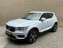 Volvo XC40 1.5 T5 262pk Recharge | Lederen bekleding | Trekhaak wegklapbaar (1800kg trekgewicht) | 19 inch velgen | Camera | Apple CarPlay | Navigatie | Cruise control | Stoelverwarming voor&achter | Stuurverwarming | Full-LED | DAB | Keyless | Dodehoekdetectie | Volledig onderhouden