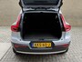 Volvo XC40 1.5 T5 262pk Recharge | Lederen bekleding | Trekhaak wegklapbaar (1800kg trekgewicht) | 19 inch velgen | Camera | Apple CarPlay | Navigatie | Cruise control | Stoelverwarming voor&achter | Stuurverwarming | Full-LED | DAB | Keyless | Dodehoekdetectie | Volledig onderhouden