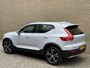 Volvo XC40 1.5 T5 262pk Recharge | Lederen bekleding | Trekhaak wegklapbaar (1800kg trekgewicht) | 19 inch velgen | Camera | Apple CarPlay | Navigatie | Cruise control | Stoelverwarming voor&achter | Stuurverwarming | Full-LED | DAB | Keyless | Dodehoekdetectie | Volledig onderhouden