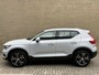 Volvo XC40 1.5 T5 262pk Recharge | Lederen bekleding | Trekhaak wegklapbaar (1800kg trekgewicht) | 19 inch velgen | Camera | Apple CarPlay | Navigatie | Cruise control | Stoelverwarming voor&achter | Stuurverwarming | Full-LED | DAB | Keyless | Dodehoekdetectie | Volledig onderhouden