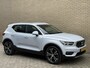 Volvo XC40 1.5 T5 262pk Recharge | Lederen bekleding | Trekhaak wegklapbaar (1800kg trekgewicht) | 19 inch velgen | Camera | Apple CarPlay | Navigatie | Cruise control | Stoelverwarming voor&achter | Stuurverwarming | Full-LED | DAB | Keyless | Dodehoekdetectie | Volledig onderhouden