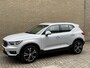 Volvo XC40 1.5 T5 262pk Recharge | Lederen bekleding | Trekhaak wegklapbaar (1800kg trekgewicht) | 19 inch velgen | Camera | Apple CarPlay | Navigatie | Cruise control | Stoelverwarming voor&achter | Stuurverwarming | Full-LED | DAB | Keyless | Dodehoekdetectie | Volledig onderhouden