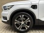 Volvo XC40 1.5 T5 262pk Recharge | Lederen bekleding | Trekhaak wegklapbaar (1800kg trekgewicht) | 19 inch velgen | Camera | Apple CarPlay | Navigatie | Cruise control | Stoelverwarming voor&achter | Stuurverwarming | Full-LED | DAB | Keyless | Dodehoekdetectie | Volledig onderhouden