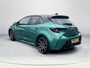 Toyota Corolla Hybrid 140 GR Sport | Super green met zwart dak | Carplay | Parkeersensoren | 18 inch LM-velgen |