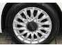 Fiat 500 1.0-70pk Mild-Hybrid 'Dolcevita'. 'Het goede leven' dat is het bezit van en het rijden in deze bloedmooie Italiaan ! Panoramadak, Autm. airco, Cruise Control, Navigatie by AppleCarplay/Android auto, Bluetooth telefoonvoorb., pdc achter etc.