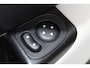 Fiat 500 1.0-70pk Mild-Hybrid 'Dolcevita'. 'Het goede leven' dat is het bezit van en het rijden in deze bloedmooie Italiaan ! Panoramadak, Autm. airco, Cruise Control, Navigatie by AppleCarplay/Android auto, Bluetooth telefoonvoorb., pdc achter etc.