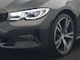 BMW 3-Serie Touring 330e Sportline PHEV 293pk Dealer O.H. | Dravitgrau | Trekhaak Af Fabriek | Adaptive Cruise | Laser LED | Head Up | Adaptief Onderstel | Camera | Sportstoelen Verwarmd | Sfeerverlichting | Keyless | Blis | Apple Carplay | 19"L.M | Plug In Hybrid |