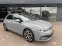 Volkswagen Golf 1.5 eTSI R-Line IQ LED | MASSAGE STOELEN | CAMERA | NAVIGATIE | PANORAMADAK | CRUISECONTROL | STUUR/STOEL VERWARMING | LED PAKKET | PARKEERSENSOREN | VIRTUEEL COCKPITDISPLAY | APPLE CARPLAY & ANDROID AUTO |