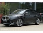BMW IX2 eDrive20 67 kWh | M-Sport | Camera | Pano | Donkere hemel | Stoel en stuurwielverw. | Draadloos telefoon laden | CarPlay | 19 Inch | DAB+