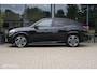 BMW IX2 eDrive20 67 kWh | M-Sport | Camera | Pano | Donkere hemel | Stoel en stuurwielverw. | Draadloos telefoon laden | CarPlay | 19 Inch | DAB+