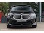 BMW IX2 eDrive20 67 kWh | M-Sport | Camera | Pano | Donkere hemel | Stoel en stuurwielverw. | Draadloos telefoon laden | CarPlay | 19 Inch | DAB+