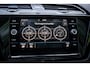 Volkswagen Touran 1.8 TSI 180pk Highline Business R | 7 persoons | Trekhaak | Panoramadak | Led | Navigatie | Stoelverwarming |