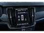 Volvo V90 2.0 T6 Plug-in hybrid AWD Plus Dark | Adaptieve Cruise Control | Panoramadak | 360° Parkeercamera | Harman Kardon Audio | Stoel-/Stuur-/Voorruitverwarming | Dodehoek Detectie | Trekhaak |