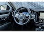 Volvo V90 2.0 T6 Plug-in hybrid AWD Plus Dark | Adaptieve Cruise Control | Panoramadak | 360° Parkeercamera | Harman Kardon Audio | Stoel-/Stuur-/Voorruitverwarming | Dodehoek Detectie | Trekhaak |