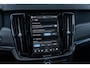 Volvo V90 2.0 T6 Plug-in hybrid AWD Plus Dark | Adaptieve Cruise Control | Panoramadak | 360° Parkeercamera | Harman Kardon Audio | Stoel-/Stuur-/Voorruitverwarming | Dodehoek Detectie | Trekhaak |