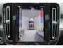 Volvo XC40 B3 Ultra Dark - Panorama/schuifdak - IntelliSafe Assist & Surround - 360º Camera - Harman/Kardon audio - Verwarmde voorstoelen & stuur - Parkeersensoren voor & achter - Elektr. bedienb. voorstoelen met geheugen links - Draadloze tel. lader - Standkachel - Extra getint glas - 19' LMV