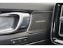 Volvo XC40 B3 Ultra Dark - Panorama/schuifdak - IntelliSafe Assist & Surround - 360º Camera - Harman/Kardon audio - Verwarmde voorstoelen & stuur - Parkeersensoren voor & achter - Elektr. bedienb. voorstoelen met geheugen links - Draadloze tel. lader - Standkachel - Extra getint glas - 19' LMV
