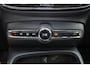 Volvo XC40 B3 Ultra Dark - Panorama/schuifdak - IntelliSafe Assist & Surround - 360º Camera - Harman/Kardon audio - Verwarmde voorstoelen & stuur - Parkeersensoren voor & achter - Elektr. bedienb. voorstoelen met geheugen links - Draadloze tel. lader - Standkachel - Extra getint glas - 19' LMV