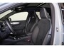 Volvo XC40 B3 Ultra Dark - Panorama/schuifdak - IntelliSafe Assist & Surround - 360º Camera - Harman/Kardon audio - Verwarmde voorstoelen & stuur - Parkeersensoren voor & achter - Elektr. bedienb. voorstoelen met geheugen links - Draadloze tel. lader - Standkachel - Extra getint glas - 19' LMV