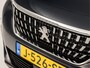 Peugeot 3008 1.2 PureTech Sport Automaat (APPLE CARPLAY, GROOT NAVI, GETINT GLAS, TREKHAAK, PARKEERSENSOREN, SPORTSTOELEN, CRUISE, LANE ASSIST, NIEUWSTAAT)