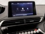 Peugeot 3008 1.2 PureTech Sport Automaat (APPLE CARPLAY, GROOT NAVI, GETINT GLAS, TREKHAAK, PARKEERSENSOREN, SPORTSTOELEN, CRUISE, LANE ASSIST, NIEUWSTAAT)