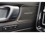 Volvo XC40 B3 Plus Black Edition - IntelliSafe Assist & Surround - 360º Camera - Harman/Kardon audio - Verwarmde voorstoelen & stuur - Parkeersensoren voor & achter - Elektr. bedienb. voorstoelen met geheugen links - Draadloze tel. lader - Standkachel - Extra getint glas - 20' LMV