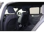 Volvo XC40 B3 Plus Black Edition - IntelliSafe Assist & Surround - 360º Camera - Harman/Kardon audio - Verwarmde voorstoelen & stuur - Parkeersensoren voor & achter - Elektr. bedienb. voorstoelen met geheugen links - Draadloze tel. lader - Standkachel - Extra getint glas - 20' LMV
