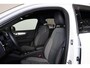 Volvo XC40 B3 Plus Black Edition - IntelliSafe Assist & Surround - 360º Camera - Harman/Kardon audio - Verwarmde voorstoelen & stuur - Parkeersensoren voor & achter - Elektr. bedienb. voorstoelen met geheugen links - Draadloze tel. lader - Standkachel - Extra getint glas - 20' LMV