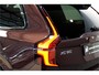 Volvo XC90 2.0 T8 AWD 335kW/456pk Aut8 Recharge Ultra Dark 7P LUCHTVERING + BOWERS&WILKINS + EL. TREKHAAK + PANORAMADAK + HEAD-UP + STOEL-&STUURVERWARMING + LEDEREN DASHBOARD + 360 CAMERA + STOELVENTILATIE + ACHTERBANKVERWARMING + 21" LM-VELGEN!!