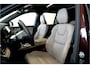Volvo XC90 2.0 T8 AWD 335kW/456pk Aut8 Recharge Ultra Dark 7P LUCHTVERING + BOWERS&WILKINS + EL. TREKHAAK + PANORAMADAK + HEAD-UP + STOEL-&STUURVERWARMING + LEDEREN DASHBOARD + 360 CAMERA + STOELVENTILATIE + ACHTERBANKVERWARMING + 21" LM-VELGEN!!