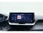 Peugeot e-2008 EV GT 54 kWh | Achteruitrijcamera | Dakrails | Cruise control | Climate control | Navigatie | Stof/lederen bekleding | 16" lichtmetalen velgen | Apple/Android carplay | 400km WLTP | 100% Elektrisch