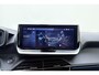 Peugeot e-2008 EV GT 54 kWh | Achteruitrijcamera | Dakrails | Cruise control | Climate control | Navigatie | Stof/lederen bekleding | 16" lichtmetalen velgen | Apple/Android carplay | 400km WLTP | 100% Elektrisch