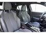 Peugeot e-2008 EV GT 54 kWh | Achteruitrijcamera | Dakrails | Cruise control | Climate control | Navigatie | Stof/lederen bekleding | 16" lichtmetalen velgen | Apple/Android carplay | 400km WLTP | 100% Elektrisch