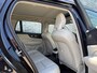 Volvo V60 2.0 T6 Plug-in Hybrid AWD Ultimate Dark | PHEV Long Range | Panoramadak | Head-up Display | Lichtmetalen Velgen 19 inch | Elektrisch Verstelbare Voorstoelen | Lederen Bekleding | Keyless Entry | Elektrische Achterklep | BLIS | Cruise Control Adaptief | Navigatie | Apple Carplay | Android Auto