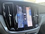 Volvo V60 2.0 T6 Plug-in Hybrid AWD Ultimate Dark | PHEV Long Range | Panoramadak | Head-up Display | Lichtmetalen Velgen 19 inch | Elektrisch Verstelbare Voorstoelen | Lederen Bekleding | Keyless Entry | Elektrische Achterklep | BLIS | Cruise Control Adaptief | Navigatie | Apple Carplay | Android Auto