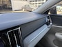 Volvo V60 2.0 T6 Plug-in Hybrid AWD Ultimate Dark | PHEV Long Range | Panoramadak | Head-up Display | Lichtmetalen Velgen 19 inch | Elektrisch Verstelbare Voorstoelen | Lederen Bekleding | Keyless Entry | Elektrische Achterklep | BLIS | Cruise Control Adaptief | Navigatie | Apple Carplay | Android Auto
